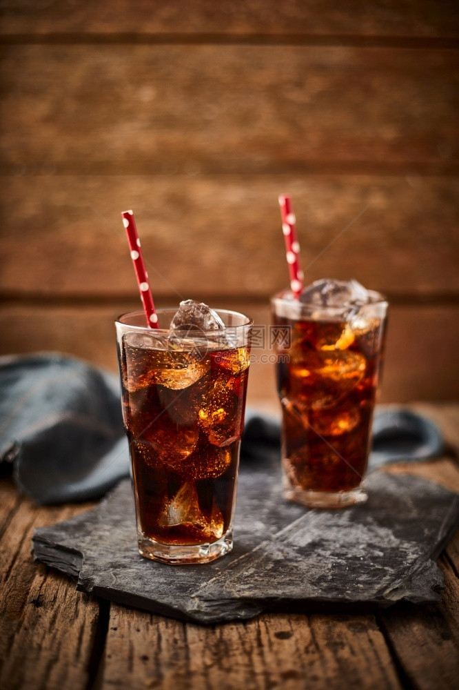 棕色的食物杯子上加冰的新鲜可乐杯子上加新鲜可乐冷冻图片