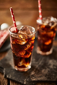 杯子上加冰的新鲜可乐杯子上加新鲜可乐不良饮料起泡图片