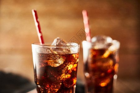 杯子上加冰的新鲜可乐杯子上加新鲜可乐的不良玻璃图片