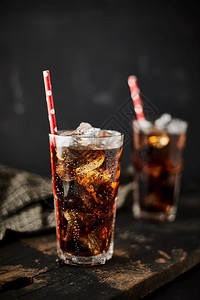 咖啡因饮料食物杯子上加冰的新鲜可乐杯子上加新鲜可乐图片