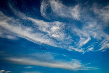 照片蓝天空背景微云春积图片