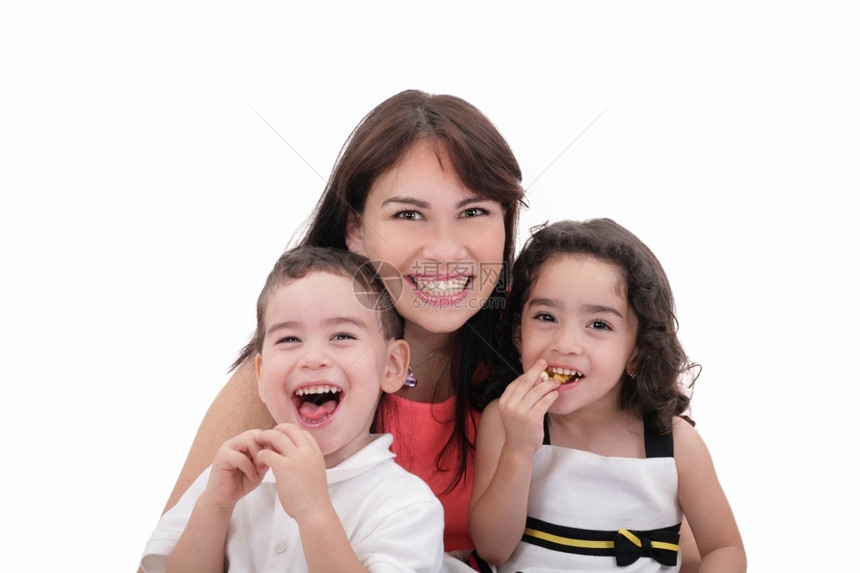 拥抱家庭母亲儿子和女在白色背景上玩得开心乐趣图片