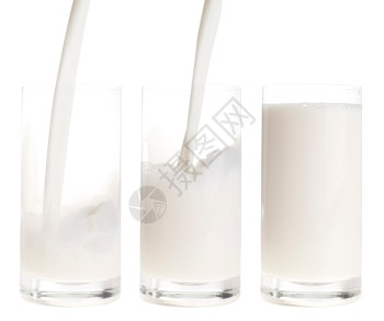 有机的流动将鲜奶倒入玻璃杯中顺序与白色背景隔绝浇注图片