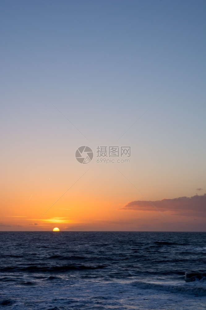 达屈海面上空的日落和云风景地平线气象图片