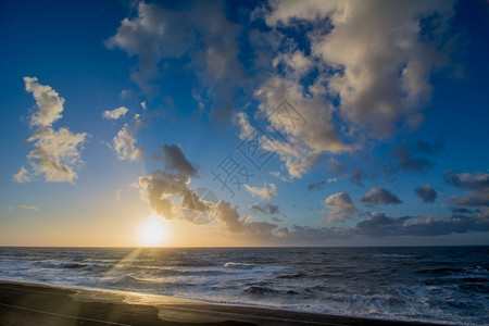 暴风雨天达屈海面上空的日落和云风地平线图片