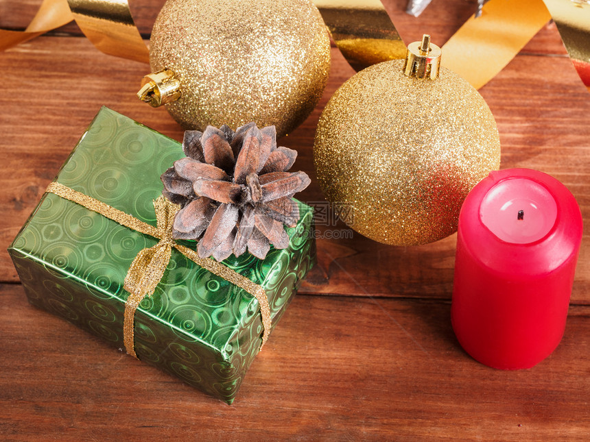 带有圣诞球红蜡烛和小绿盒的背景金新喜庆图片