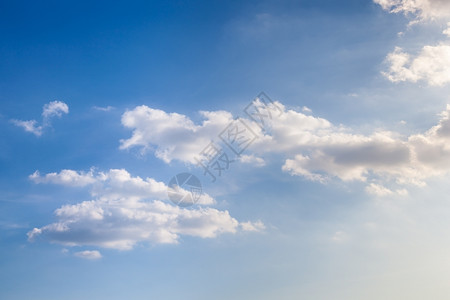 夜晚的云和天空夜晚的云当太阳开始低落时臭氧气候夏天图片