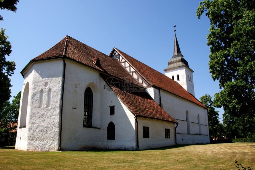 旅行结石过去的古城领土内爱沙尼亚Viljandi教堂图片