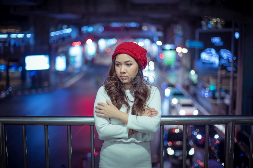 街道悲伤新的孤独亚洲女人肖像晚上在户外圣诞节和新年的概念图片