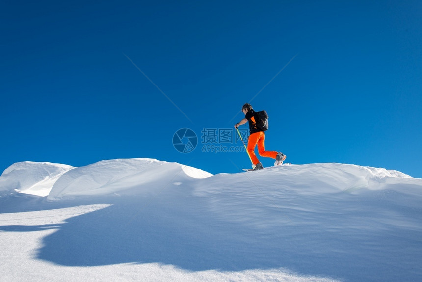 冬季滑雪的运动者攀登图片