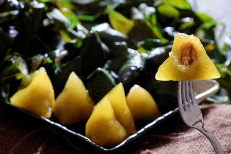 称呼叶子五月日越南传统食物双五节或Tetdoanngo绿叶上粘糊的米糕也称为金字塔形状的banhuTro非组织背景图片