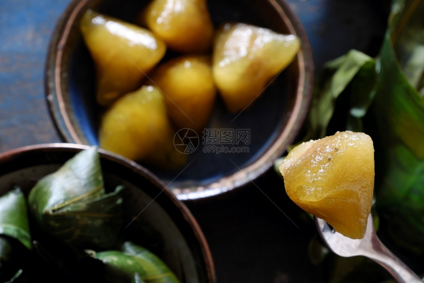 焦糕点五月日越南传统食物双五节或Tetdoanngo绿叶上粘糊的米糕也称为金字塔形状的banhuTro越南的图片