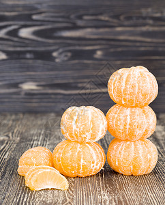 水果成熟季节的甜和多汁橘子小组中的橘子加皮糖和多汁柑橘子新鲜圆形的叶图片