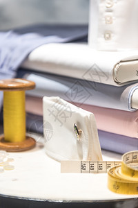 配有线条和磁带测量器以及衬衫服装观察仪的裁缝量表格主轴传统的材料图片