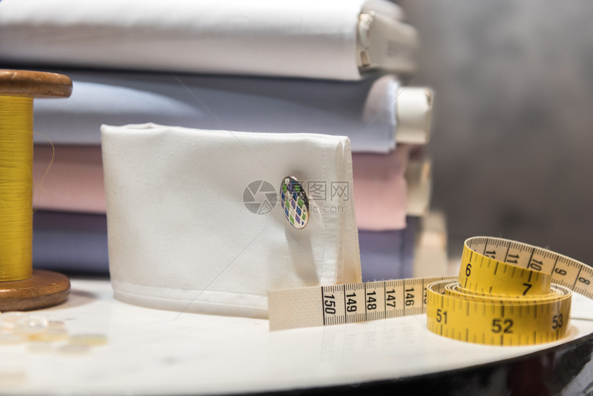 量身定制工艺传统的配有线条和磁带测量器以及衬衫服装观察仪的裁缝量表格图片