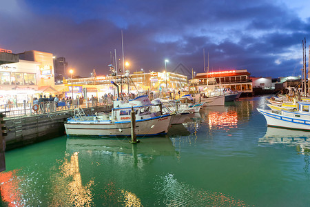August晚上2017年8月6日在渔捞船码头港口的悬挂舱面船只这是旅游者著名的吸引景点南弗罗里航AUGust6号2017年月日餐厅游客背景
