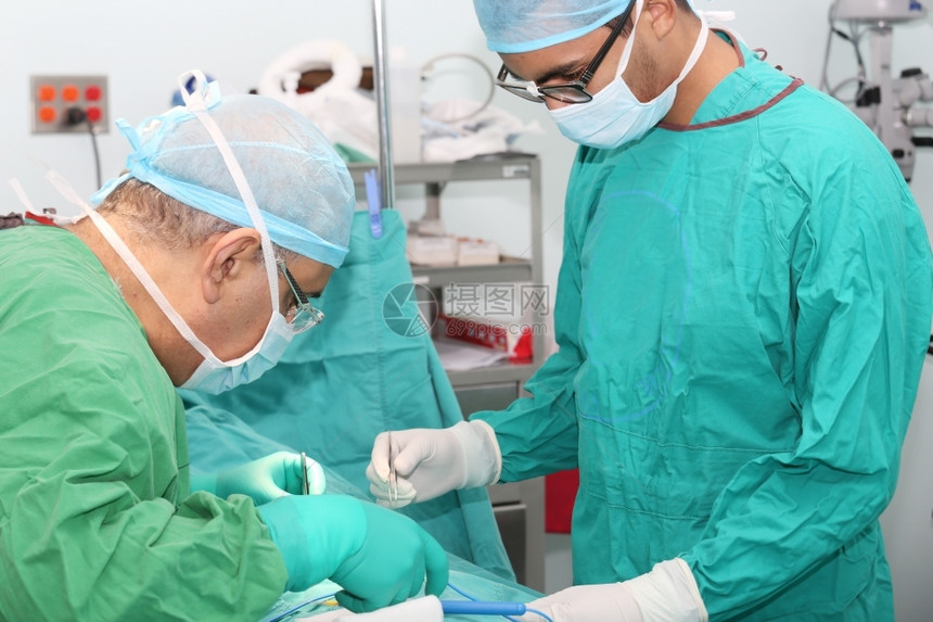 疾病帮助医生做外科手术的学生助理一种操作图片