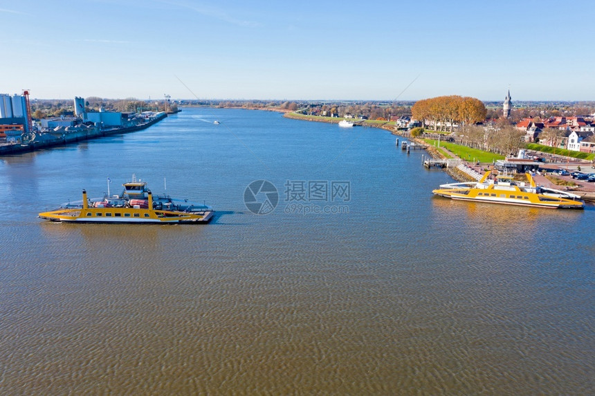 如画荷兰Shoonhoven附近莱克河上的渡轮空中飞行城市景观建筑学图片