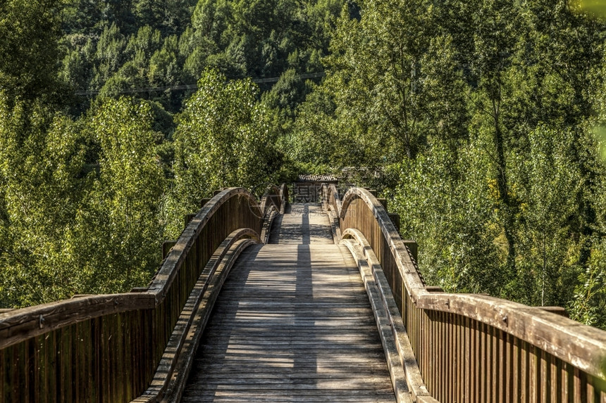 西班牙吉罗纳中世纪城镇贝萨卢的景象旗帜著名旅行图片