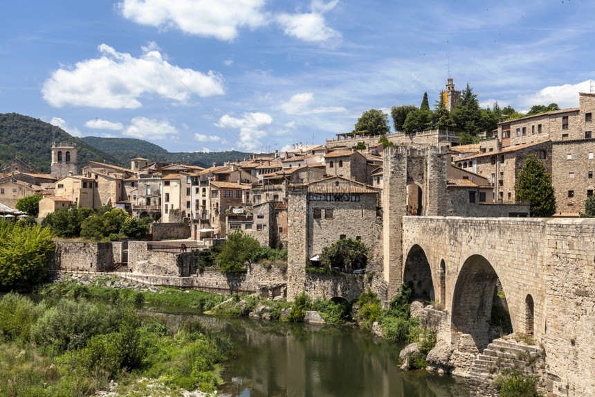 景观桥西班牙吉罗纳中世纪城镇贝萨卢的景象屋图片