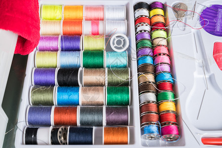 熏衣彩文化节有色带彩线条和针头池的缝衣袋中白色塑料箱织物材背景