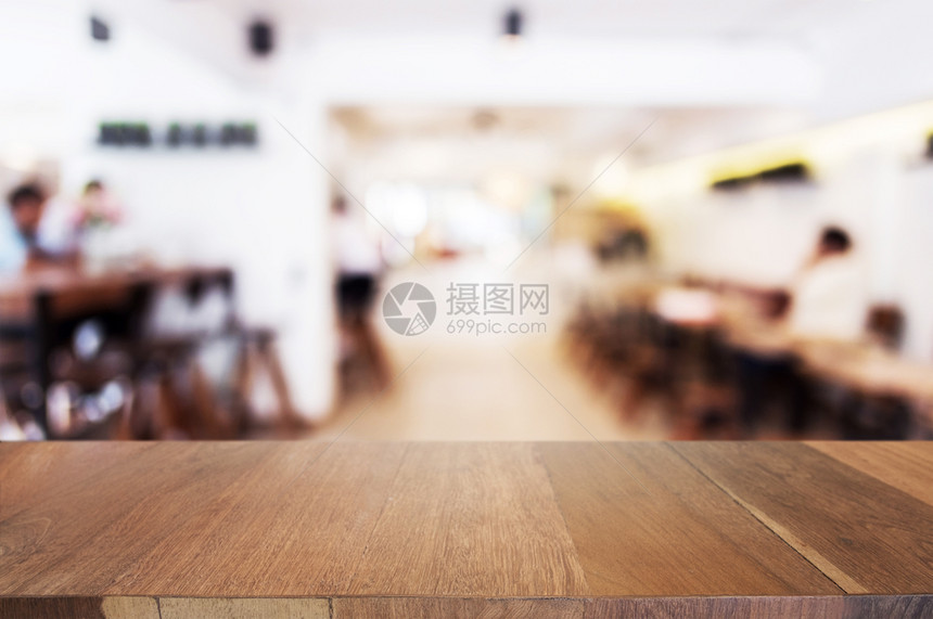 闪亮的重点咖啡店厅背景模糊的木制桌面上过滤图片