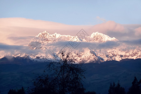 风景笼罩火山日出时雪地和山岳高清图片