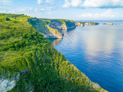 自然岩石热带岛屿和云空中观的落基海岸热带岛屿和云空中观的洛基海岸风云环绕着蓝天空中的佩尼达背景