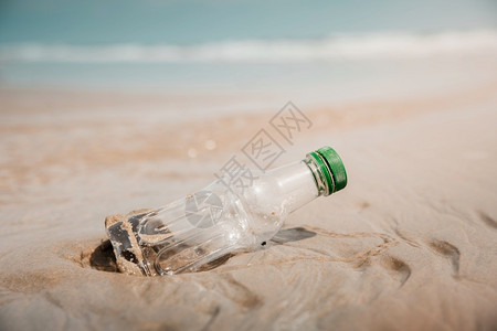 污染瓶子环境生态护理沙滩上可再生概念塑料瓶式废物海滩图片