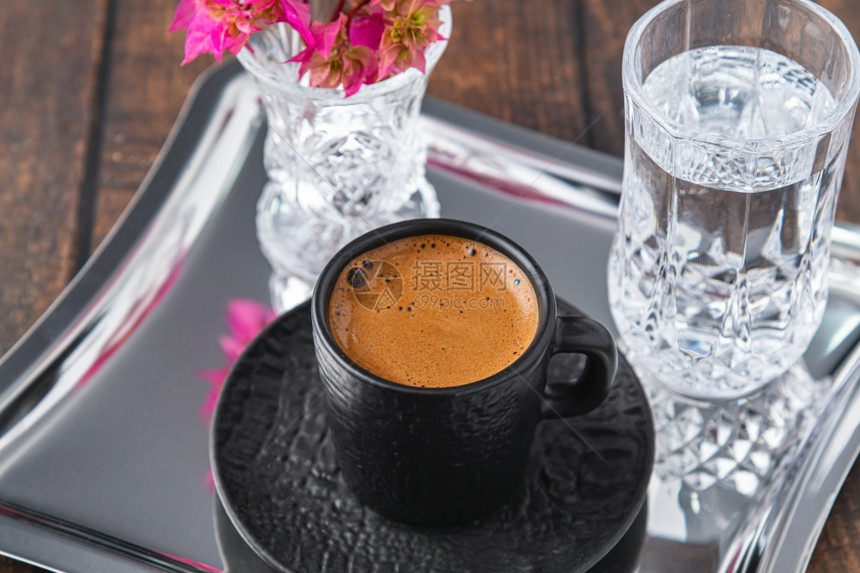 优质的木制背景传统土耳其咖啡的顶端观景杯子可口图片