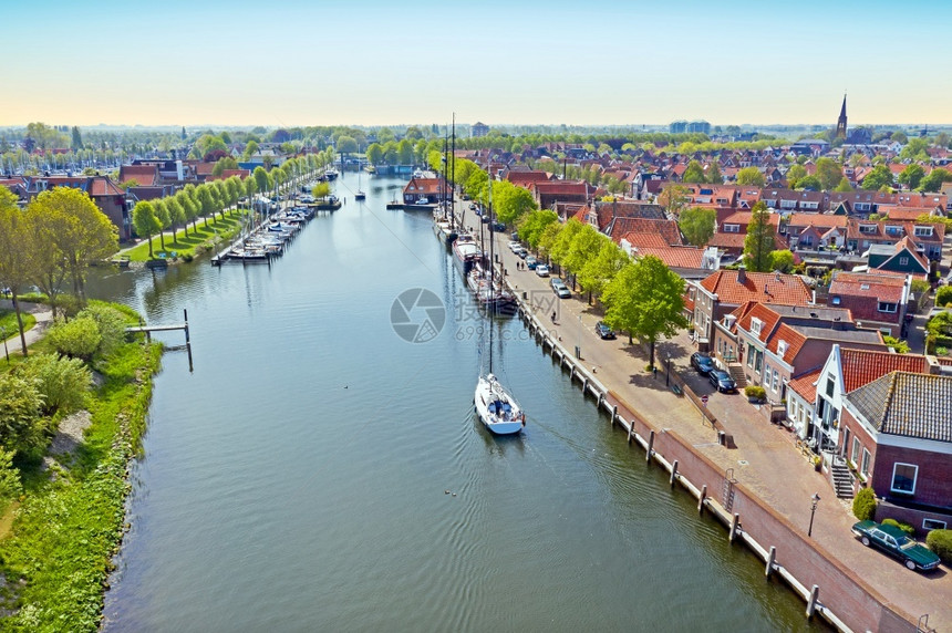 老的景观日出时从荷兰Medemblik市天线图片