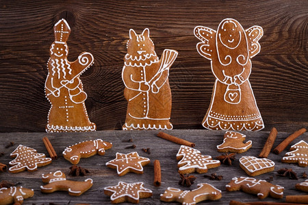 圣诞自制的姜饼干木本底魔鬼和天使白色的圣诞节棕图片