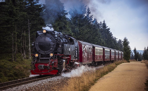 韦尔尼格罗德德国从Wernigerode一直使用的旧黑色蒸汽机车到称为brocken的山丘旅行秋天黑色的背景