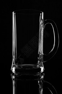桌子脆弱的空啤酒杯孤立在黑色背景上空啤酒杯孤立在黑色背景上工艺图片
