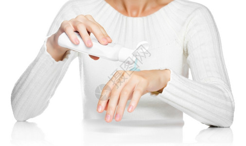 优雅皮肤护理治疗妇女用奶油施于她的手图片