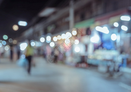 街道步行游客在夜间市场行走的模糊形象场景图片