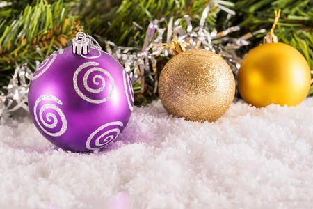 多彩的圣诞装饰球背景图片