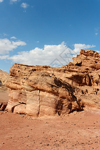 追踪红色的岩石沙漠中经风热的橙色岩石丘陵图片