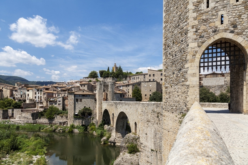 拱遗产赫罗纳西班牙吉中世纪城镇贝萨卢的景象图片