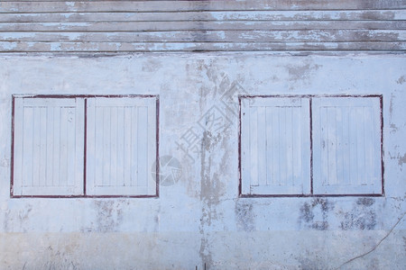 外部的旧窗户木房子油漆墙壁和窗户砖古董图片