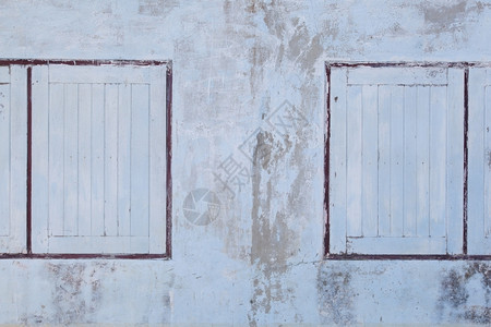 框架外部的旧窗户木房子油漆墙壁和窗户生锈的图片