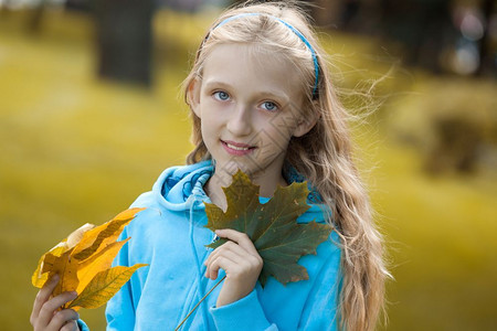 太阳自由微笑小女孩肖像在公园享受日落秋天图片