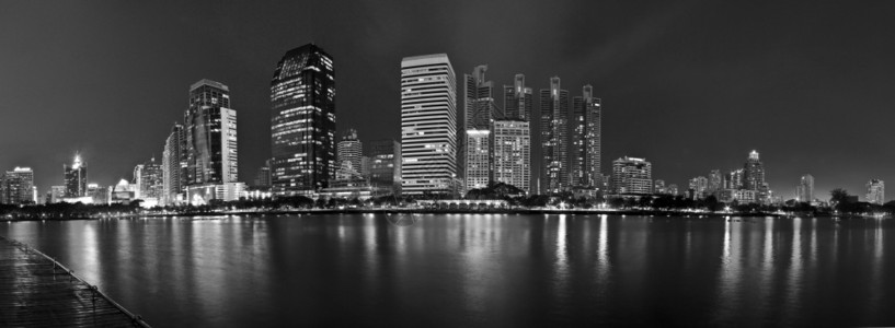 泰国黑白两色曼谷夜市风景全结构体市中心摩天大楼图片