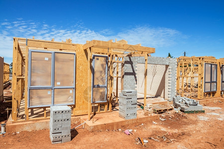 联排别墅车库目前正在建造的新郊区住房排成一行砖图片