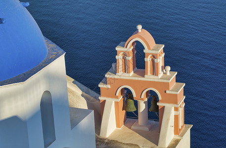 希腊圣托里尼多姿彩的教堂天空假期村庄图片