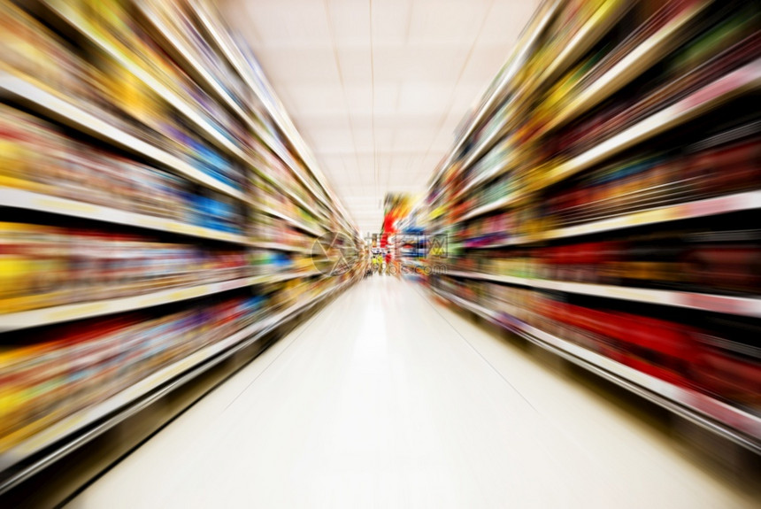 零售商经济移动在超市运购物图片