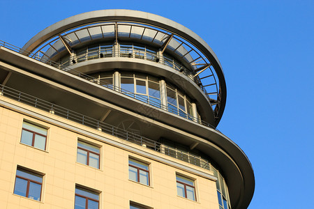 大楼顶的层公寓建造天空外部的图片