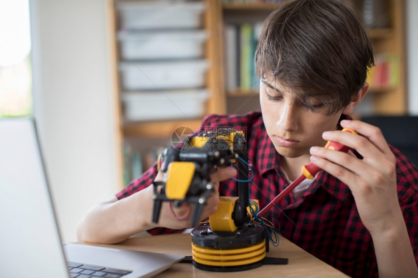 白种人男生校内青少年孩建造机器人臂学校图片