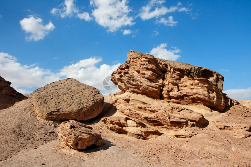 雕刻的岩石沙漠中经风热的橙色岩石丰富多彩的干燥图片
