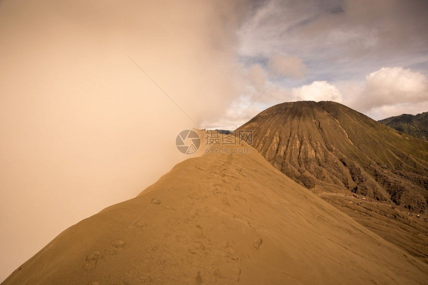 吸引力塞梅鲁印度尼西亚东爪哇日出时的Bromo山火顶峰图片